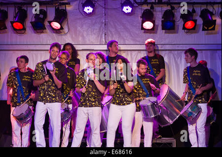 Musica dal vivo nei ritmi della città banda samba sul palco a Brecon Jazz Festival 2014 Foto Stock