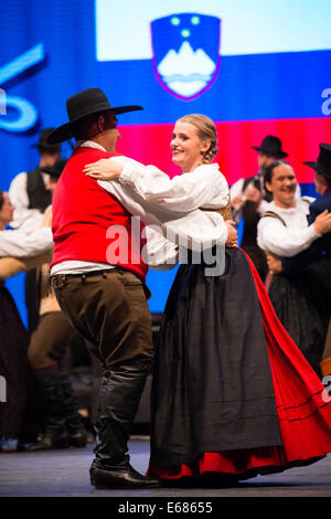 Studente di folklore accademico gruppo folk ensemble da Maribor, Slovenia, effettuando al XXVI Folkart CIOFF Internazionale del Folklore Foto Stock