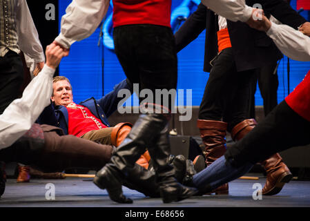 Studente di folklore accademico gruppo folk ensemble da Maribor, Slovenia, effettuando al XXVI Folkart CIOFF Internazionale del Folklore Foto Stock