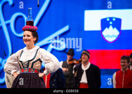 Studente di folklore accademico gruppo folk ensemble da Maribor, Slovenia, effettuando al XXVI Folkart CIOFF Internazionale del Folklore Foto Stock