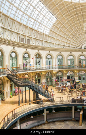 Leeds Corn Exchange Exchange Exchange Exchange Exchange interno di granturco Leeds City Centre Leeds West Yorkshire Inghilterra Regno Unito GB Europa Foto Stock