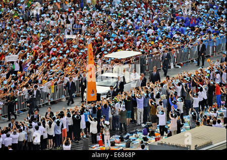 Seoul, Corea del Sud. 16 Ago, 2014. Papa Francesco arriva a celebrare il "Beatificazione di 124 martiri coreani' a Gwanghwamun Square a Seul, in Corea del Sud il 16 agosto 2014. © dpa picture alliance/Alamy Live News Foto Stock