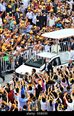 Seoul, Corea del Sud. 16 Ago, 2014. Papa Francesco arriva a celebrare il "Beatificazione di 124 martiri coreani' a Gwanghwamun Square a Seul, in Corea del Sud il 16 agosto 2014. © dpa picture alliance/Alamy Live News Foto Stock