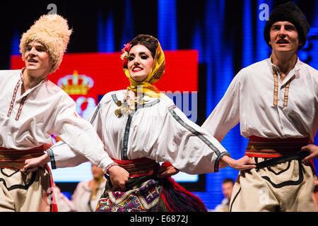 AKUD Ivo Lola Ribar folk ensemble da Belgrado, Serbia, effettuando al XXVI Folkart CIOFF Internazionale Festival di Folklore, 2014 Foto Stock