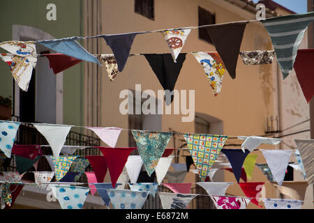 Bunting e bandiere al Fiesta tempo in Orba, Spagna Foto Stock