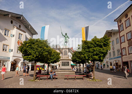 Market street Marktstraße con Kaspar Winzerer III il monumento di Bad Tölz, Baviera, Germania, Europa Foto Stock