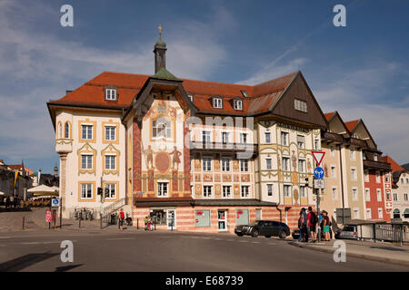 Marienstift edificio tipico con dipinti di Bad Tölz, Baviera, Germania, Europa Foto Stock