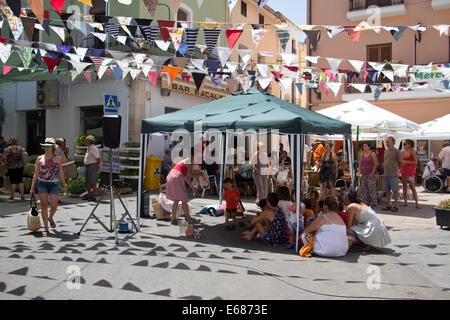 Il mercato locale e fiesta nel mercato plaza in Orba, Spagna Foto Stock