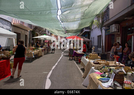 Il mercato locale e fiesta nel mercato plaza in Orba, Spagna Foto Stock
