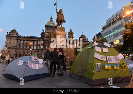 Praga, Repubblica Ceca. 17 Ago, 2014. Attivisti del gruppo ceco Kaputin gruppo chiamato il Primo Ministro Bohuslav Sobotka a più sostenere l'Ucraina nella sua lotta contro la Russia alla manifestazione di Praga Repubblica Ceca, Agosto 17, 2014. Credito: CTK/Alamy Live News Foto Stock