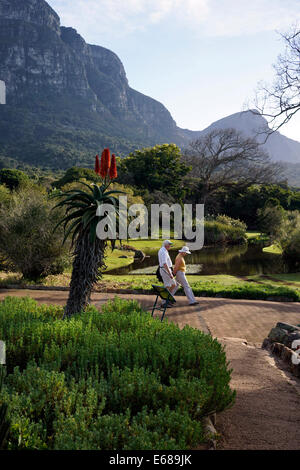 Coppia di anziani facendo una passeggiata in Kirstenbosch National Botanical Gardens di Cape Town. Foto Stock