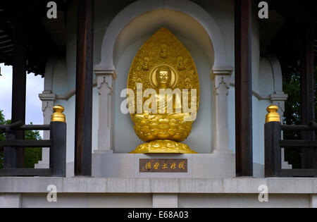 Battersea Park, la Pagoda della Pace. Londra REGNO UNITO. 17 Agosto 2014 Una Pagoda della Pace è uno stupa buddisti; un monumento a ispirare la pace Foto Stock