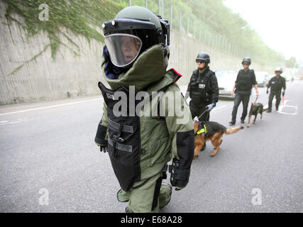 Seoul, Corea del Sud. 18 Agosto, 2014. Le persone prendono parte ad un anti-terrorismo esercizio presso il tunnel Guryong a Seul, Corea del Sud, e il agosto 18, 2014. La Corea del Sud ha effettuato un anti-terrorismo esercizio come parte della Corea del Sud-STATI UNITI Ulchi Freedom Guardian (UFG) giunto esercitazione militare. Credito: Park Jin-hee/Xinhua/Alamy Live News Foto Stock