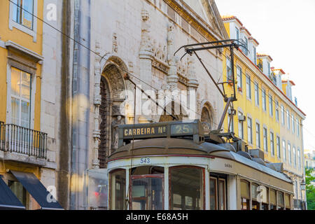 Manuelina la chiesa di Nossa Senhora da Conceicao e tram in Rua Alfandega, Lisbona. Foto Stock