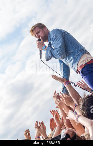 Kaiser Chiefs suona V Festival Hylands Park il 16/08/2014, Chelmsford. Persone nella foto: Ricky Wilson. Foto di Julie Edwards Foto Stock