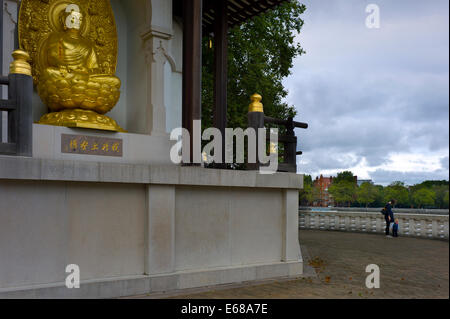 Battersea Park, la Pagoda della Pace. Londra REGNO UNITO. 17 Agosto 2014 Una Pagoda della Pace è uno stupa buddisti; un monumento a ispirare la pace Foto Stock