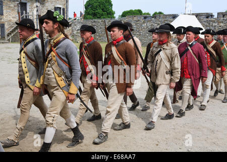 La guerra rivoluzionaria americana reenactors marching uscire in battaglia. Foto Stock