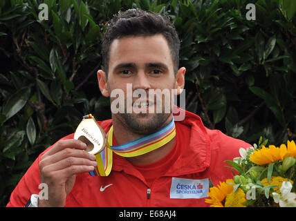 Zurigo, Svizzera. 16 Ago, 2014. La Repubblica ceca è pole-vaulter Jan Kudlicka mantiene la sua medaglia di bronzo dopo il Campionato Europeo di Atletica a Zurigo, Svizzera, 16 agosto 2014. Credito: Tibor Alfoldi/CTK foto/Alamy Live News Foto Stock