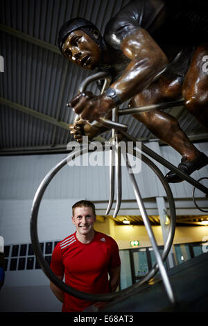 Jason Kenny in Manchester REGNO UNITO al velodromo vicino Reg Harris statua Foto Stock