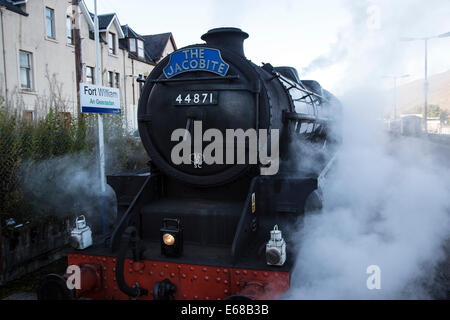 LMS Stanier Class 5 4-6-0 n. 44871 il giacobita in Fort William Station Foto Stock