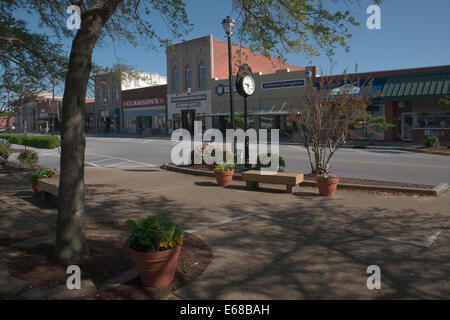 Orologio e streeside negozi lungo la strada anteriore in Beaufort, Carolina del Nord Foto Stock