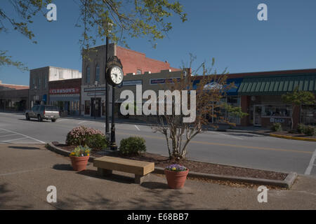 Orologio e streeside negozi lungo la strada anteriore in Beaufort, Carolina del Nord Foto Stock