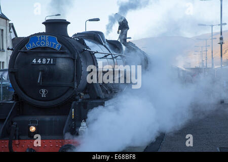 LMS Stanier Class 5 4-6-0 n. 44871 il giacobita in Fort William Station Foto Stock