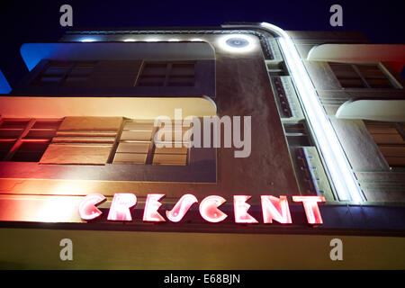 Art Deco Hotel e ristoranti glow nella luce della sera su Ocean Drive in Miami, Florida USA Foto Stock