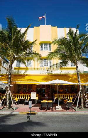 Ocean Drive e South Beach Miami in Florida USA, Leslie giallo di un ristorante in stile art déco e hotel battenti bandiera Foto Stock