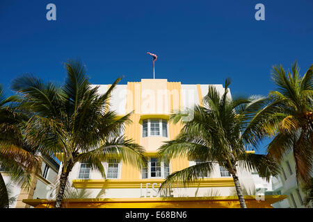 Ocean Drive e South Beach Miami in Florida USA, Leslie giallo di un ristorante in stile art déco e hotel battenti bandiera Foto Stock