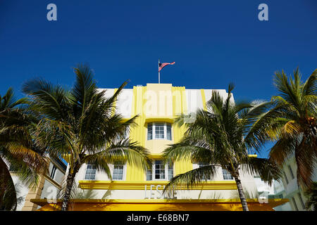 Ocean Drive e South Beach Miami in Florida USA, Leslie giallo di un ristorante in stile art déco e hotel battenti bandiera Foto Stock