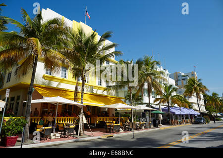 Ocean Drive e South Beach Miami in Florida USA, art deco negozi ristoranti e alberghi lungo il mare strada anteriore Foto Stock