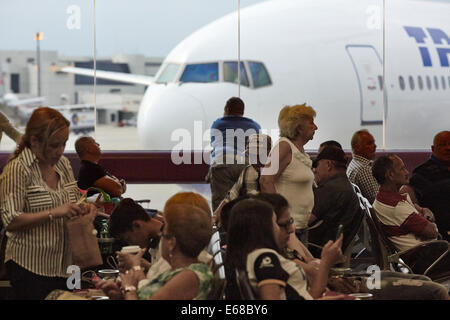 Aeroporto Internazionale di Miami MIA Miami-Dade County, Florida, negli USA FOTO DI PASSEGGERI guardando Transaero Airlines Beoing 777 t Foto Stock