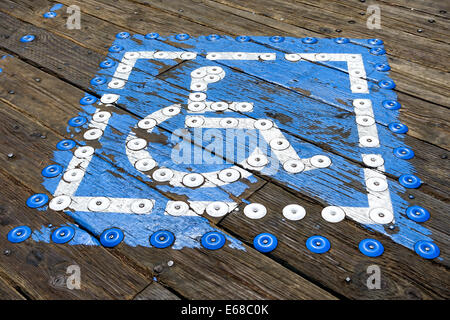 Dipinto di blu di spazio di parcheggio che è riservato per i portatori di handicap Foto Stock