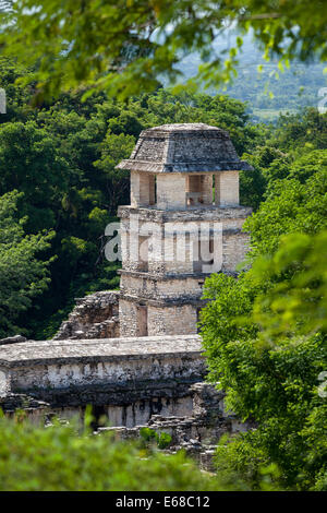 La torre del palazzo presso le rovine Maya di Palenque in Chiapas, Messico.
