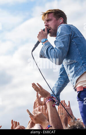 Kaiser Chiefs suona V Festival Hylands Park il 16/08/2014, Chelmsford. Persone nella foto: Ricky Wilson. Foto di Julie Edwards Foto Stock