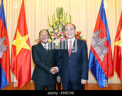 Hanoi, Vietnam. 18 Agosto, 2014. Il vietnamita Assemblea Nazionale (NA) presidente Nguyen Sinh Hung (R) scuote le mani con la visita del Presidente dell'Assemblea nazionale della Cambogia Heng Samrin ad Hanoi, Vietnam, Agosto 18, 2014. Credito: VNA/Xinhua/Alamy Live News Foto Stock