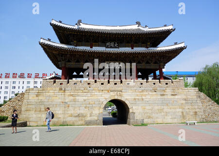 Tuedong Gate, Pyongyang, Corea del Nord, Asia Foto Stock