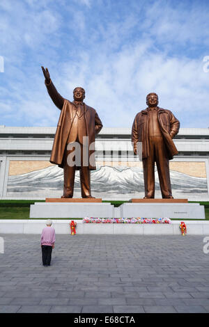 Le due statue del caro leader in grande monumento di Mansu Hill, Pyongyang, Corea del Nord Foto Stock