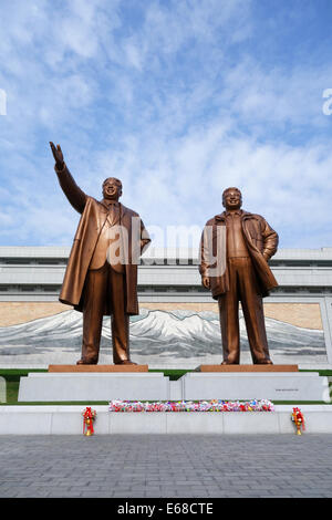 Le due statue del caro leader in grande monumento di Mansu Hill, Pyongyang, Corea del Nord Foto Stock