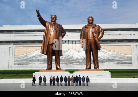 Le due statue del caro leader in grande monumento di Mansu Hill, Pyongyang, Corea del Nord Foto Stock