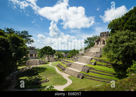 Il tempio della Croce e la plaza del gruppo delle Croci presso le rovine Maya di Palenque, Chiapas, Messico. Foto Stock