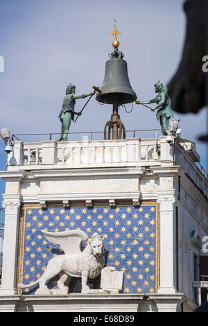 Il Lion & Suonerie campana della Torre dell' Orologio Clock Tower incorniciato dalla faccia di un cavallo della Basilica di San Marco a Venezia. Foto Stock