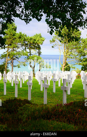 Croce marcatori Grave Normandia Cimitero Americano Francia Colleville Sur Mer FR Europa durante la seconda guerra mondiale Foto Stock