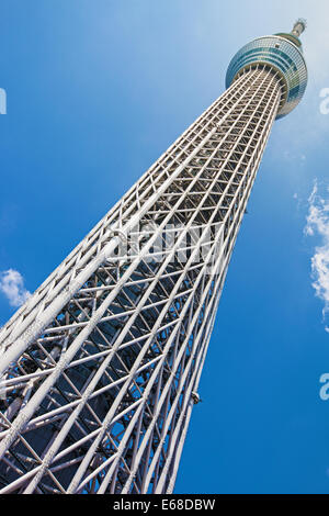 Chiudere fino ad angolo vista della Tokyo Skytree con un chiaro, cielo sereno Foto Stock