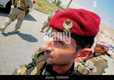 Al Quosh, Iraq. 18 Agosto, 2014. Peshmergas lasciare al Quosh. dopo che pattugliano le zone intorno a Mosul dam che è attualmente sotto il fuoco nemico da combattere tra Peshmerga curdo forze e i jihadisti Stato islamico. Credito: Gail Orenstein/ZUMA filo/Alamy Live News Foto Stock