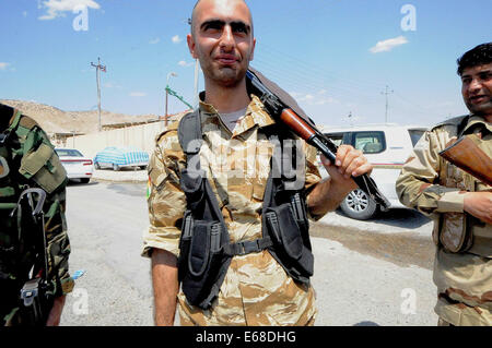 Al Quosh, Iraq. 18 Agosto, 2014. Peshmergas lasciare al Quosh. dopo che pattugliano le zone intorno a Mosul dam che è attualmente sotto il fuoco nemico da combattere tra Peshmerga curdo forze e i jihadisti Stato islamico. Credito: Gail Orenstein/ZUMA filo/Alamy Live News Foto Stock