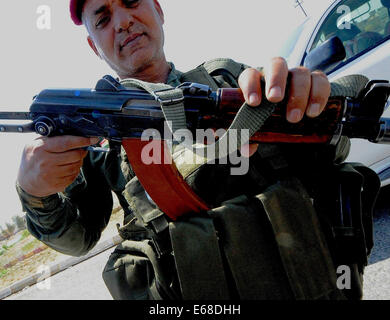 Al Quosh, Iraq. 18 Agosto, 2014. Peshmergas lasciare al Quosh. dopo che pattugliano le zone intorno a Mosul dam che è attualmente sotto il fuoco nemico da combattere tra Peshmerga curdo forze e i jihadisti Stato islamico. Credito: Gail Orenstein/ZUMA filo/Alamy Live News Foto Stock