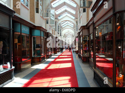 Il Burlington Arcade e una galleria per lo shopping vicino a Piccadilly, Londra, Regno Unito Foto Stock