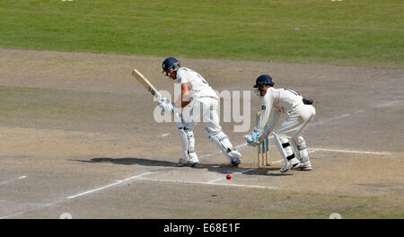 Emirates Old Trafford, Manchester, Regno Unito 18 agosto 2014 Phil senape (Durham) gioca alla gamba durante il secondo inning. Cricket Lancashire v Durham Manchester, UK Credit: Giovanni friggitrice/Alamy Live News Foto Stock